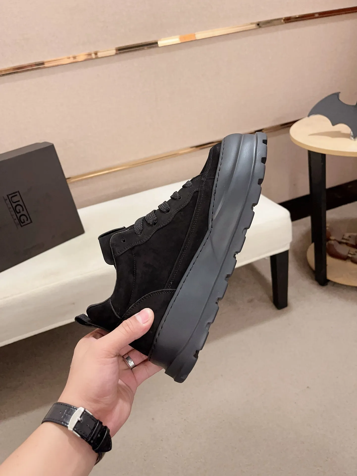Factory price: 800💰North American men's shoes Ugg ☃️In the special sale of new high-quality men's shoes snow boots in autumn and winter, the nemesis of extreme cold weather! Made of cowhide leather, merino wool lining, and original outsole, whether driving, outdoor or daily wear, there is always one that suits you! Code number 39-44